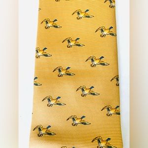 Men’s 100% silk yellow neck tie with a pattern of flying birds